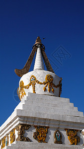 蒙古的白塔天空旅行地标艺术建筑建筑学佛教徒宝塔宗教文化图片