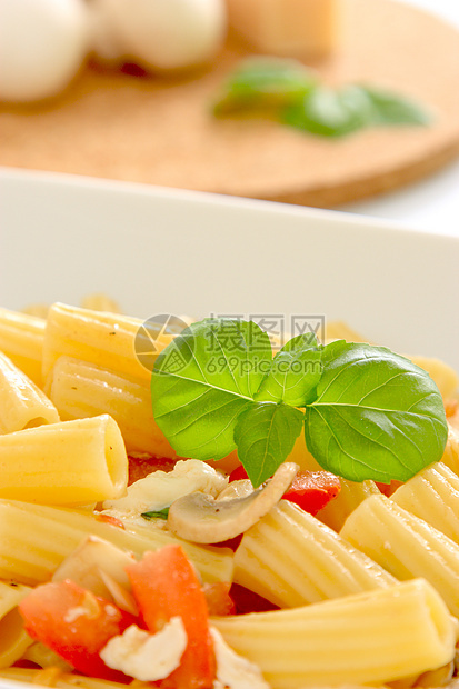 意大利面午餐绿色叶子食物蔬菜红色盘子白色图片