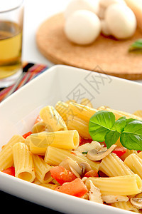 意大利面叶子红色午餐食物蔬菜绿色盘子白色图片