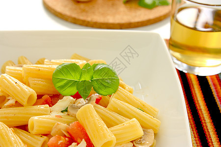 意大利面午餐红色白色蔬菜盘子叶子绿色食物图片