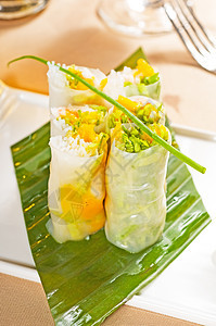 vietnames 风格夏季卷海鲜黄瓜盘子沙拉洋葱草本植物蔬菜香菜小吃饮食图片
