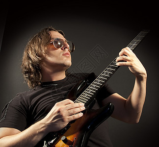 吉他军士手指情绪字符串乐队音乐家演出金属眼镜老板夹克背景图片
