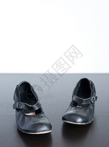 木制表面的黑鞋图片