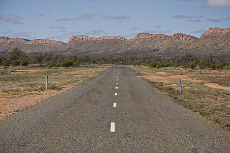 澳洲外天空衬套领土红色游客沙漠旅行岩石荒野土地图片