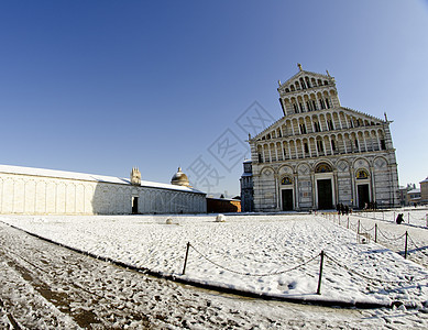 暴风雪过后在比萨的广场坎波地标建筑大理石柱子旅行纪念碑宗教假期英语图片