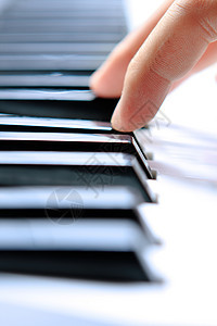 靠近一个弹钢琴的年轻男子的手玩家魅力乐器键盘电子练习奢华男人女士音乐图片