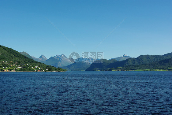 挪威北大西洋海岸的山峰 北部挪威支撑海岸海洋航程地平线海岸线反射旅游巡航石头图片