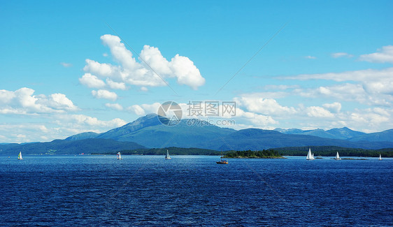 挪威北亚特兰地海岸的山上海滨上的游艇图片