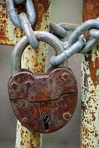 旧的封闭锁锁储物柜古董金属腐蚀风化锁定安全钥匙棕色挂锁图片