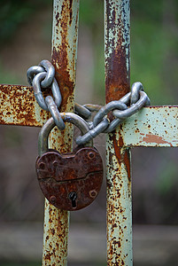 旧铁旧大门特写维瓦链和锁锁安全腐蚀锁定储物柜钥匙古董风化挂锁棕色金属背景图片