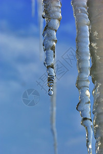 屋顶上的冰柱冻结蓝色水晶天空白色季节天气图片