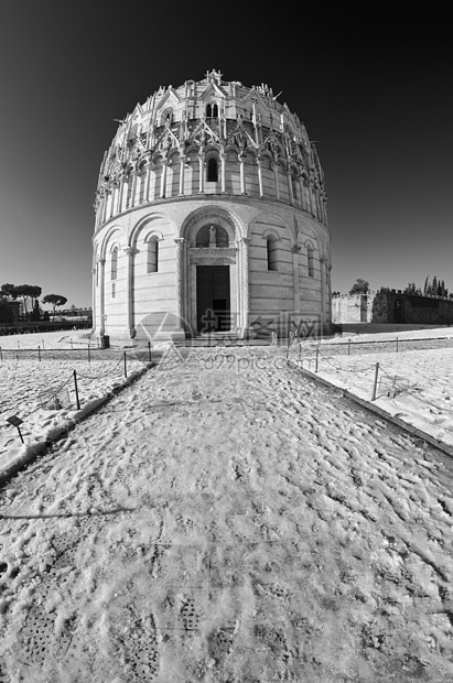 暴风雪过后在比萨的广场旅游假期宗教坎波柱子圆顶天空地标倾斜国家图片