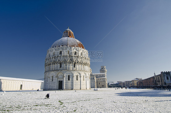 暴风雪过后在比萨的广场大教堂英语文化国家宗教旅游建筑旅行洗礼池纪念碑图片