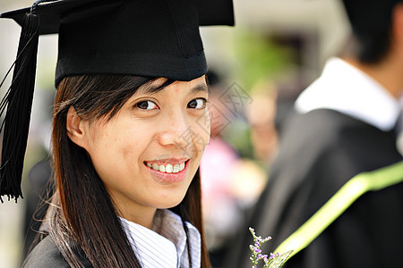 女童毕业微笑头发研究生学习女性大学少数民族成人学校教育图片