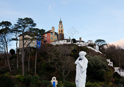 威尔士波特梅里翁冬季现场雕像海岸线海岸雪墩旅游村庄尖顶小屋乡愁囚犯图片