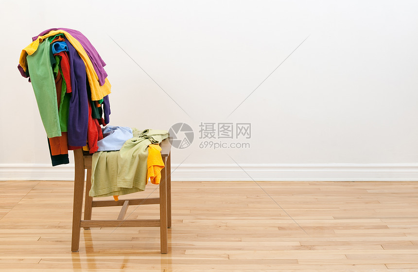 木制椅子 上面有脏衣服图片