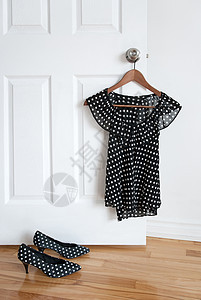 Polka 圆点鞋和时髦的衣架上的衣服图片