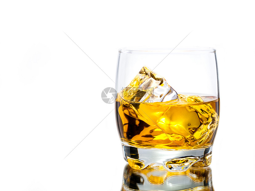 威士忌金子岩石烈酒玻璃立方体液体棕色饮料图片