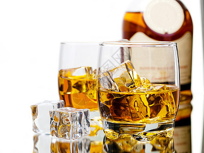 威士忌立方体烈酒液体玻璃饮料岩石棕色金子图片