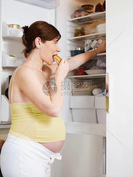 怀孕妇女吃三明治的情况图片