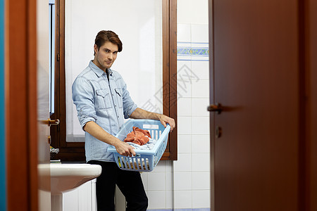 男子用洗衣机做家务机器成人背景家庭打扫幸福垫圈洗衣店洗涤男性图片