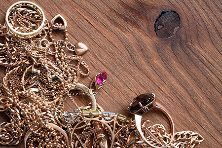木材珠宝配饰背景戒指链子财富耳环奢华金子个人收藏图片