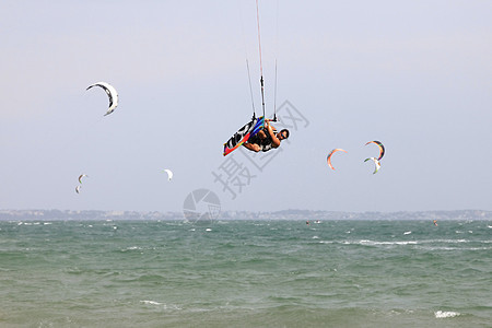 肯泰瑟弗在行动天空风筝锦标赛冲浪板海滩自由飞行木板男人比赛图片