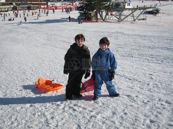 两个男孩玩雪橇图片