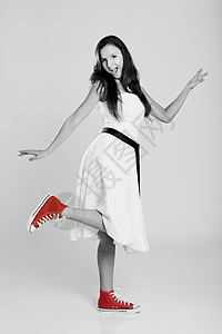 红鞋女孩身体衣服青年网球乐趣裙子青少年魅力头发女性图片