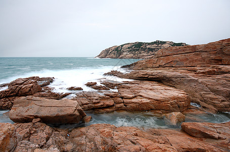 暴风雨 海浪和海泡沫冲浪旅行海岸线飞溅白色石头海景悬崖边缘美丽图片