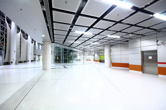 建筑中的现代大厅入口车道场景车站天花板柱子曲线金属建筑学地面图片