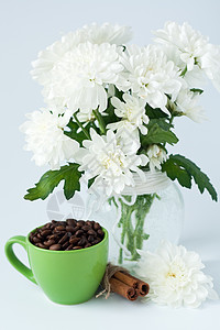 绿杯咖啡豆和肉桂棍花朵杯子陶瓷花束白色绿色肉桂飞碟领带咖啡图片