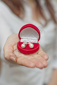 红色盒子中的珍珠耳环宝石女士配饰白色宝藏首饰戒指古董珠子头发图片