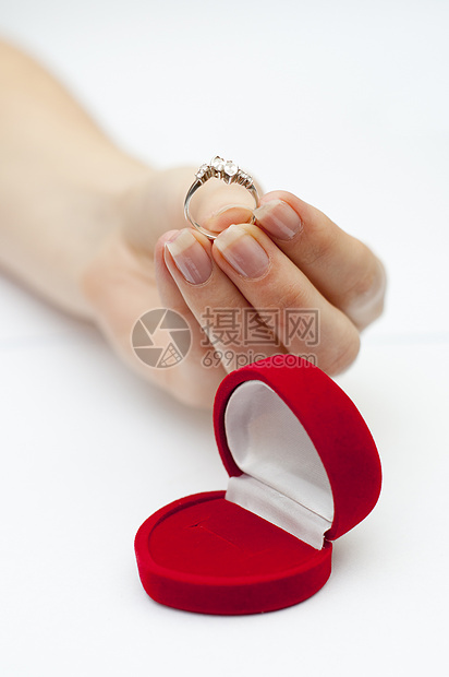 手握订婚戒指女性女士成人丈夫新娘礼物夫妻伙伴男人盒子图片
