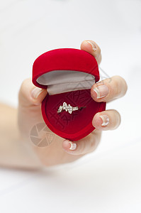 红色方框 内装订婚戒指 手握着盒子金子案件结婚金属宏观礼物庆典奢华花朵图片
