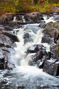 山下瀑布 快速流水 秋天风景活力地形运动岩石树木森林公园叶子植物力量图片