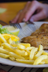 奥地利和马铃薯牛扒油炸食物柠檬猪肉餐厅沙拉蔬菜土豆盘子图片