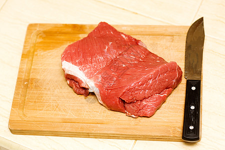 生牛肉牛扒猪肉红色印章杂货木板木头桌子宏观食物图片