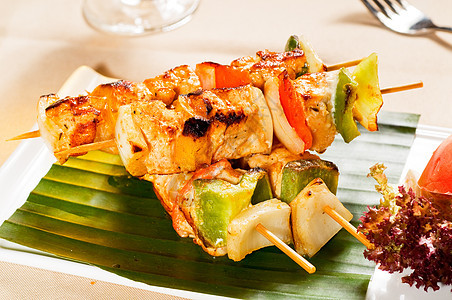 鸡肉和蔬菜叶子炙烤沙拉烧烤洋葱美食茶点烤串胡椒食物图片