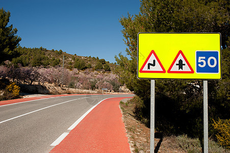 带有交通标志的公路分数危险水平自行车森林曲线晴天上坡小路街道图片