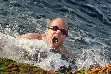 游泳游泳者男性乐趣假期海岸天气生活娱乐石头尖叫图片