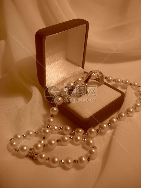 婚环和珍珠项链材料织物布料薄纱珠宝挂件珠子礼物婚姻纺织品图片