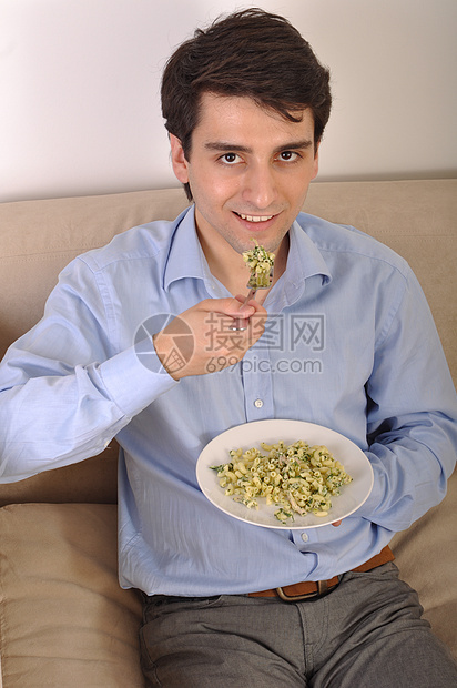 男人在吃午饭成人菠菜衬衫男性幸福微笑营养食物快乐饮食图片