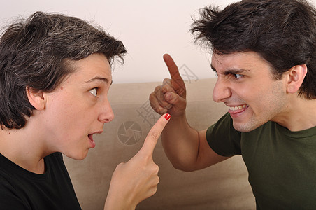 姐姐和哥哥争吵挫折讨论女士女性男性夫妻手指房子家庭男人图片