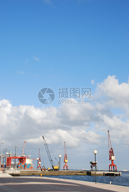 里斯本造船厂出口金属运输起重机派遣进口甲板船运油船码头图片