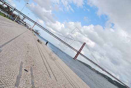 4月25日 葡萄牙里斯本桥运输旅行景观城市纪念碑地标交通工程蓝色建筑学图片