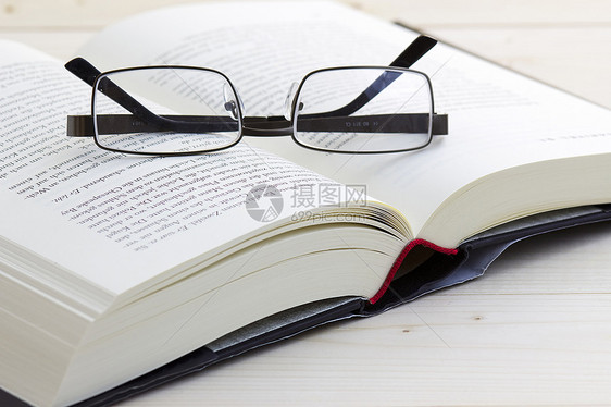 打开的书和眼镜学校学习智慧书架图书馆书店教科书教育文学知识图片