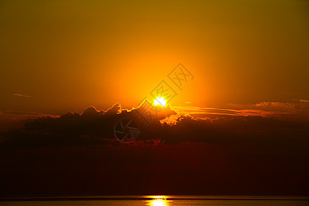 海上日落反射海景橙子海浪金子浪漫冲浪地平线场景太阳背景图片