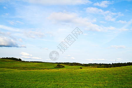 夏季风景季节农场天空土地孤独牧场蓝色太阳阳光场景图片