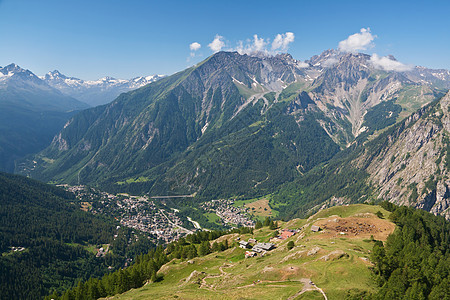 Courmayeur 空中观察房子蓝色天空旅行全景村庄房屋顶峰家园假期图片